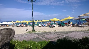 ..der Strand mit Sonnenschirmen und Liegen